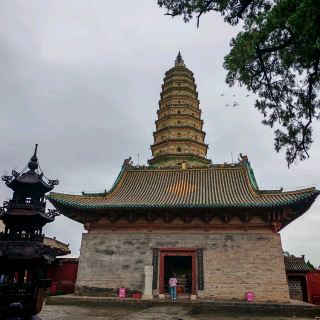 This trip covers two must-see attractions in Linfen, Shanxi: Hongdong Guangsheng Temple and Ji County Hukou Waterfall. If you like historical architecture and natural landscapes, definitely bookmark this line! Guangsheng Temple has a Yuan Dynasty pagoda and murals. It's super feel for hipsters to take pictures. When you go to Hukou Waterfall, you really feel the water of the Yellow River from the sky.

🗓️ Trip highlights recommendation

First stop: Hongdong Guangsheng Temple
Guangsheng Temple is located on the east side of Hongguang Road, Hongdong County, Linfen City, and is open from 08:00 to 17:30 (extended to 18:30 during daylight saving time). The temple is most famous for the Feihong Pagoda, which has obvious architectural features from the Yuan Dynasty and beautifully preserved ancient murals. You can't stop taking pictures with your camera! Guangsheng Temple is actually divided into three parts: the South Temple, the North Temple, and the Flying Rainbow Pagoda.  
Tip: The stone steps in the temple are not too steep, but it is sincerely recommended to wear sneakers, and there are many ancient trees in the temple, you can feel a touch of Zen - want to avoid large tour groups, visiting in the morning opening hours is the best.

Second stop: Ji County·Shanxi Yellow River Hukou Waterfall Tourist Area
Go to Hukou Falls, the address is Jixian, Linfen, open year-round from 07:00 to 18:00, tickets 90 yuan. Hukou Waterfall is really the largest yellow waterfall in Asia. The Yellow River water flows down Hukou, full of volume and shock. You can feel the dominance of the phrase "a thousand miles of Yellow River harvests in one pot". Especially up close, the water is misty and the whole person is surrounded by the energy of nature!  
Tip: Hukou Falls will be crowded once the peak season, it is recommended to avoid holidays. Due to the heavy humidity at the site, sincerely bring a raincoat and protect your phone/camera, be safe on wet and slippery ground. In addition, there are small stalls around the waterfall where you can buy local specialty snacks, such as yellow rice cool powder and red date cake.

📍Address Information
- Guangsheng Temple: East side of Hongguang Road, Hongdong County, Linfen City, Shanxi Province
- Hukou Falls, Yellow River, Shanxi Tourist Area: Jixian, Linfen, China

🕒 Opening hours
- Guangsheng Temple: Standard 08:00-17:30 (entry stops at 17:00) / Daylight Savings 08:00-18:30 (entry stops at 18:00)
- Hukou Falls, Yellow River, Shanxi Tourist Area: 07:00-18:00 year-round

💡 Practical tips
1. Line design: The drive between the two scenic spots takes about 2-3 hours. It is recommended to start from Hongdong in the morning and arrive in Ji County in the afternoon.
2. Food recommendations: There are many authentic Shanxi noodle shops in Hongdong city, it is recommended to try knife noodles or stir-fried noodles; the local specialty yellow rice cool powder sold near Hukou Waterfall in Ji County is refreshing and thirst-quenching.
3. Transportation Strategy: If driving is best, take the bus said to pay attention to the schedule;
4. Be sure to pay attention to safety when viewing the Hukou Waterfall, follow the crowd, do not stay on the slippery cliff edge; Guangsheng Temple provides folding small chairs on site, good to sit down and rest.

Whether you like humanities or nature, this route from Hongdong to Ji County in Shanxi can satisfy your desire to explore! Arrange now and feel the shock of Shanxi culture and nature at different levels!

#Shanxi Travel #Hongdong Guangsheng Temple #Hukou Waterfall #Humanity and Nature Double Line #Itinerary Guide