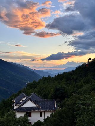 Stay in a Wushan Homestay Surrounded by Scenery