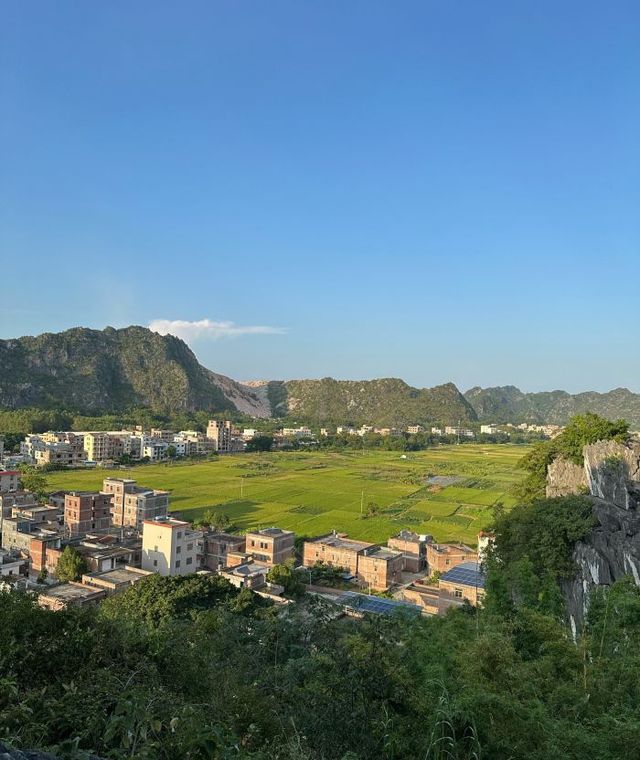 遠山晴空如畫境