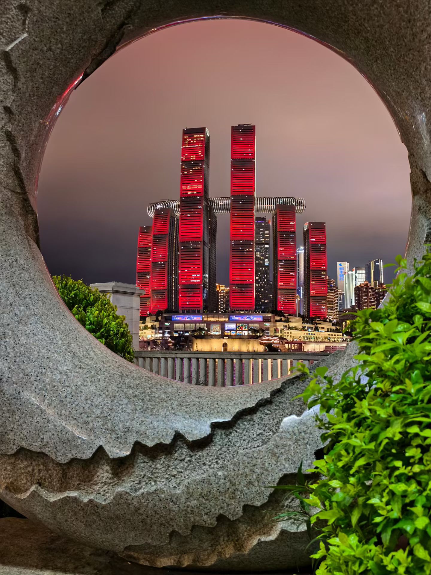 Pemandangan malamnya sungguh luar biasa!! ✨
Anda bisa mengabadikan foto "kota 3D" yang memukau di sini 📸

🌉 Saran foto:
Latar depan: Sungai Yangtze yang berkilauan 🌊
Latar tengah: gedung pencakar langit yang magis
🌃 (WFC dan Raffles City sungguh memukau!)
Latar belakang: langit malam yang pekat 🌠

📍Alamat check-in:
Jalan Changjiang Binjiang, Distrik Yuzhong, Chongqing
(Disarankan setelah pukul 19.00, saat lampu menyala untuk pemandangan paling memukau)

💡 Tips fotografi:
1️⃣ Gunakan lensa sudut lebar untuk efek yang lebih memukau!
2️⃣ Bawa tripod untuk pencahayaan lama
3️⃣ Kenakan pakaian berwarna terang untuk tampilan yang lebih fotogenik 👕

🔥 Trifecta pemandangan malam yang sempurna:
Pemandangan malam Chongqing = Sungai Yangtze + gedung pencakar langit + lampu
Setiap bidikan adalah mahakarya atmosfer yang memukau!
Janji kamu akan datang melihatnya!