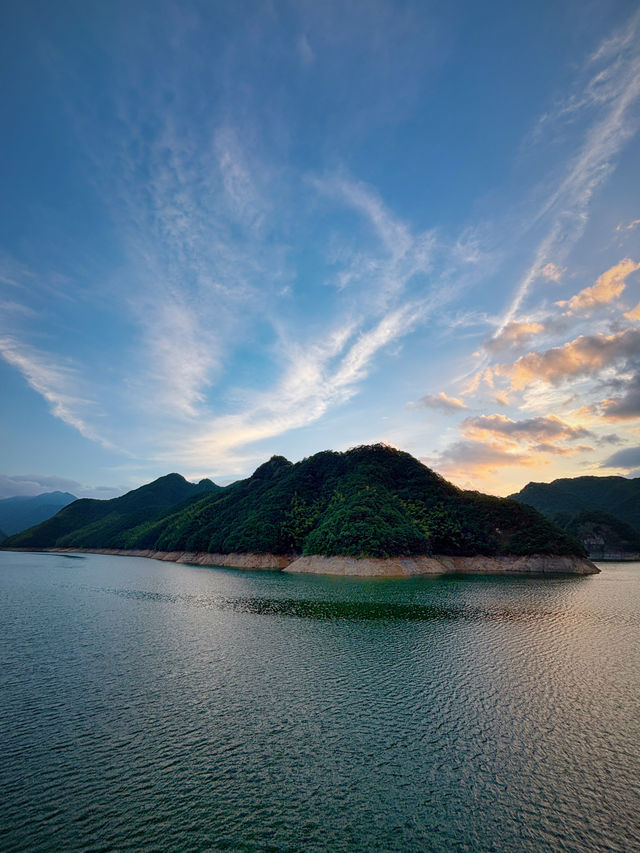 龍溪水庫邂逅一場盛大的寂靜輝煌，夜宿大雷山與星海共眠
