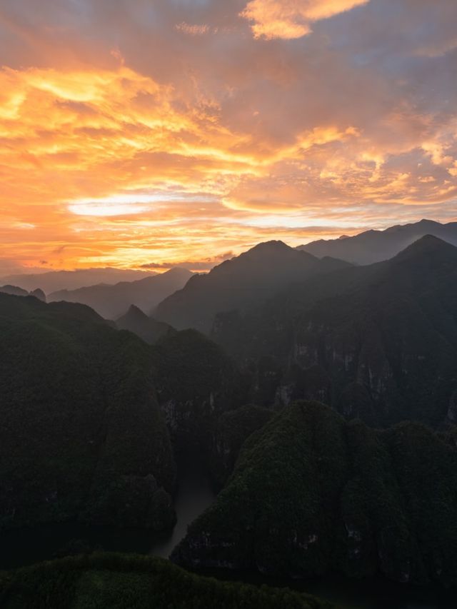 金秀聖堂湖最美倒影