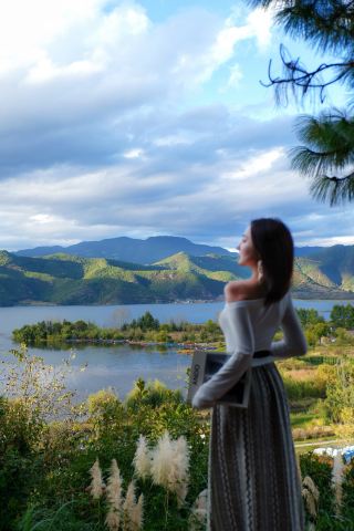 The sunset at Lugu Lake is like a flowing golden oil painting
