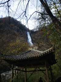 勉縣秋色的隱秘角落！雲霧山徒步解鎖神仙瀑布   必衝理由：  紅葉與瀑布的視覺暴擊！無人