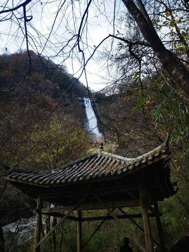 勉縣秋色的隱秘角落！雲霧山徒步解鎖神仙瀑布   必衝理由：  紅葉與瀑布的視覺暴擊！無人