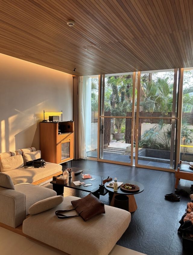 房間很大，酒店很小｜住進西雙版納的熱帶雨林裡度假