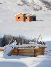 冬日必去滑雪勝地｜新疆禾木旅遊攻略  還在尋找夢想中的冬日仙境嗎？新疆的禾木，就是一個被白雪擁抱的童