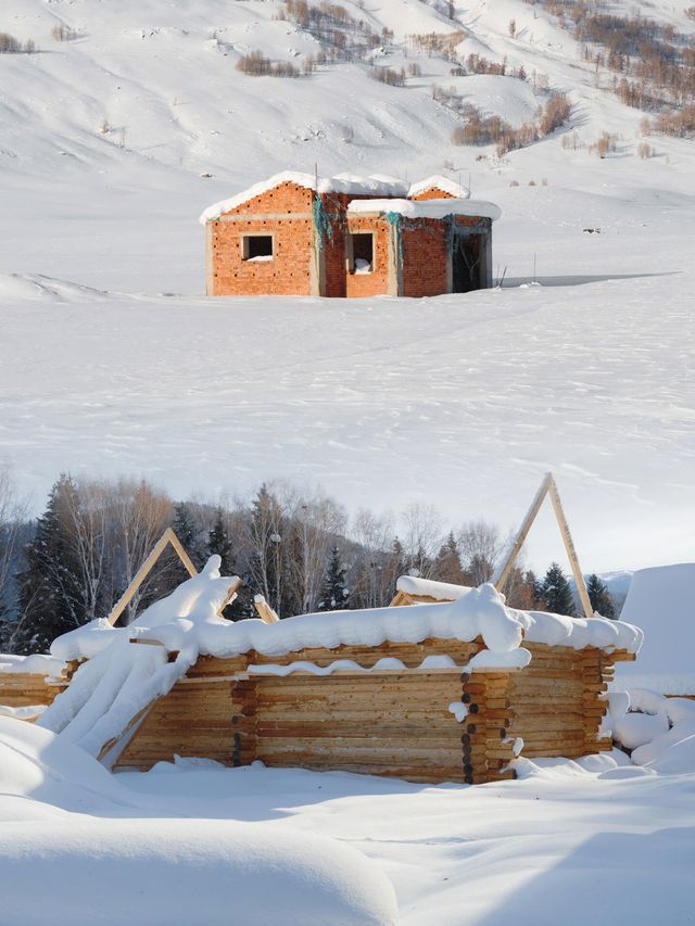 冬日必去滑雪勝地｜新疆禾木旅遊攻略  還在尋找夢想中的冬日仙境嗎？新疆的禾木，就是一個被白雪擁抱的童