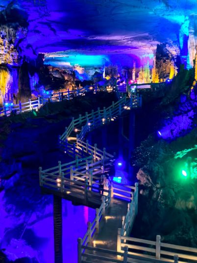 鐘乳石林——九龍洞奇幻溶洞燈光秀｜Trip.com 銅仁