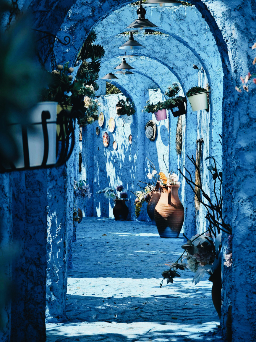 📍 Address: Area C, Siwa Road, Panlong District, Kunming (with parking lot, super convenient for self-driving!)

🦌 Animal Interaction Zone: This is a pet paradise where adorable animals like sika deer, alpacas, kangaroos, and rabbits gather. Kids can enjoy the fun of feeding them up close. However, the deer area has a stronger smell, so it's recommended to bring a mask or make it a quick visit😉.

🎠 Parent-Child Play Area: Equipped with dedicated children's play facilities including slides, sandpits, swings, and more, allowing kids to play freely while parents can relax—easy babysitting is no longer a dream!

📸 Instagrammable Photo Spot: The Moroccan-style architecture in the park is truly unique, with arches paired with succulents, making every shot look like an Instagram masterpiece. The lighting is perfect, flattering and sophisticated—photo lovers definitely can't miss this!

💡 Tips: It's best to visit in the morning when it's less crowded and more pleasant; remember to apply sunscreen; wearing light-colored clothes will make your photos stand out more.

🏨 Stay at Dreamscape Xiyue Hotel: After your visit, we recommend staying at Dreamscape Xiyue Hotel located at JB2-3, Jinma Biji Fang Mall, Jinbi Road, Xishan District. The hotel blends Chinese elegance with European minimalist style, and the cozy duplex family rooms are perfect for families. The third-floor terrace is a popular photo spot where you can admire succulents and take pictures with Jinma Biji Fang and Kunming city neon lights as the backdrop. The hotel offers thoughtful services such as Yunnan specialty flower tea, welcome fruits, and gifts for children, allowing you to enjoy a pure and leisurely vacation time.