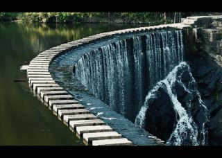 福州長楽百丈漈｜石の柱の遊歩道＋弧形の水幕、小規模で写真映えするスポット