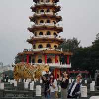 ศาลาคู่เสือมังกร ริมทะเลสาบดอกบัวในเกาสง