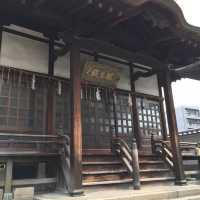 歴史を感じざるを得ないお寺【本岳寺】