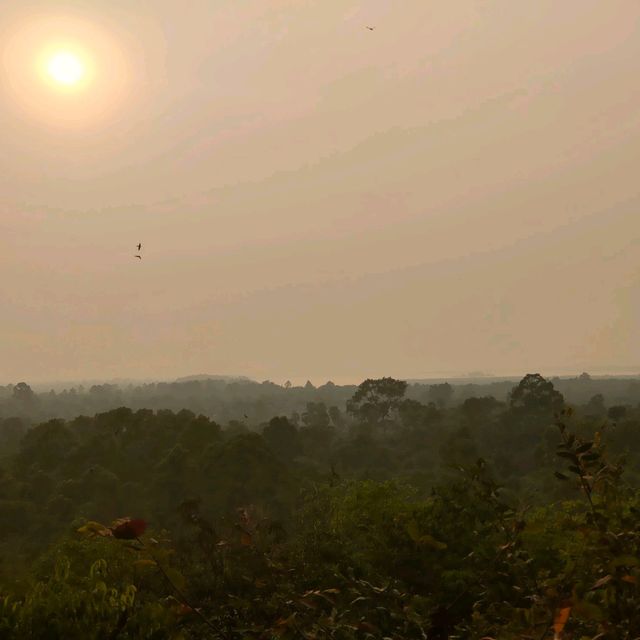 🌄 Breathtaking Sunset at Phnom Bakheng Temple
