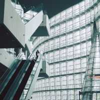 【東京】大人デートにぴったり！「国立新美術館」の美しい建物を眺めながら一息つこう☕️