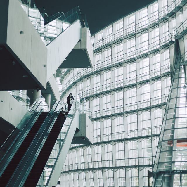【東京】大人デートにぴったり！「国立新美術館」の美しい建物を眺めながら一息つこう☕️