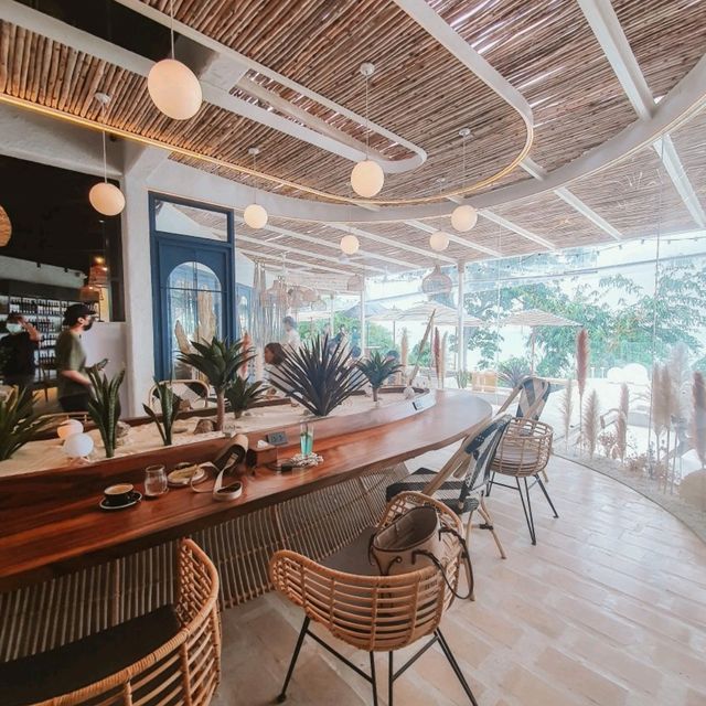 คาเฟ่พระจันทร์สไตล์บาหลี ชมวิวทะเลพัทยาแบบ 360°