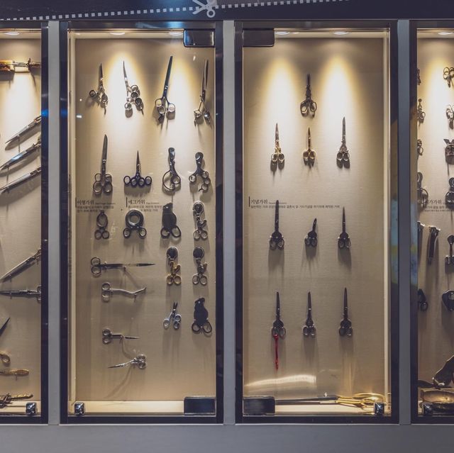 Beautiful Autumn Museum of World Scissors