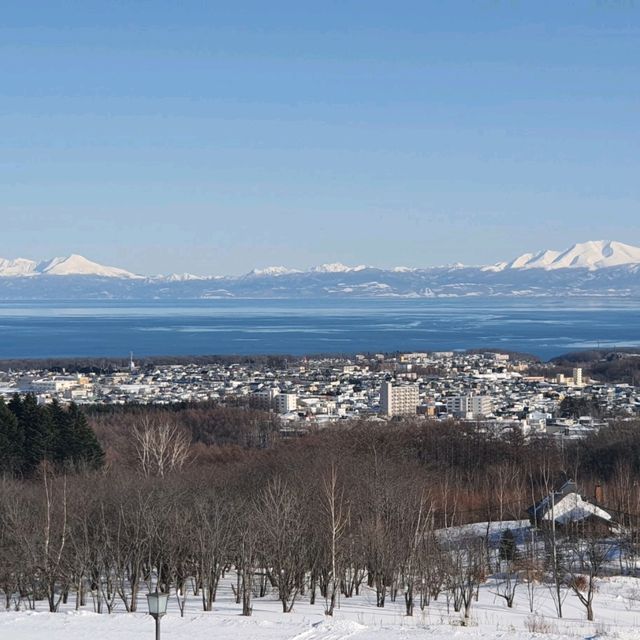 北海道的鄂霍次克流冰館，吃鹹味霜淇淋與美景眺望。