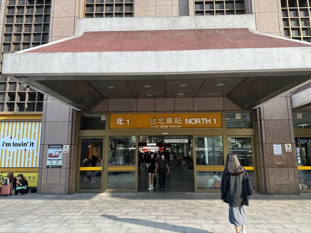 🚉 台北車站：交通樞紐與百貨樂園相連！🏙️🚄