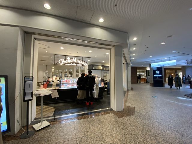 神奈川・横浜。タルトケーキのショーケースに目を奪われる『ラ・メゾン アンソレイユターブル』