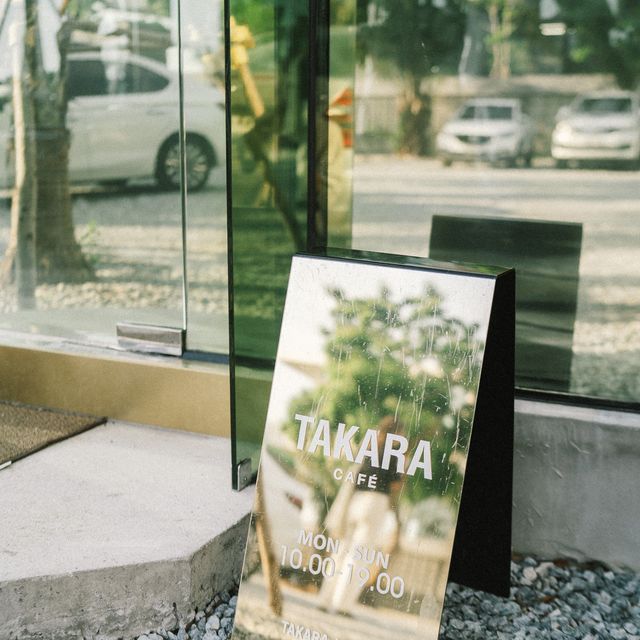 Takara Cafe and Wong Bar บางแสน