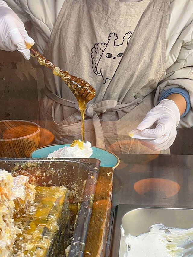 동화 속에 온 듯한 그릭요거트 전문점 🍯