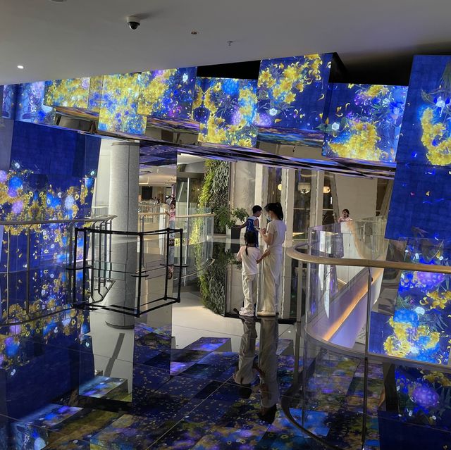 藝術🎨科技🖥️自然💐融合的未來感商場