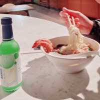 在法國音樂的氛圍中，享受超美味的日本海鮮拉麵！