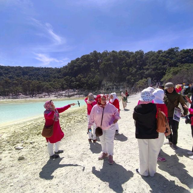 Kawah putih with pink colour team