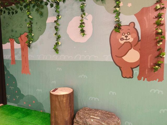 高雄夢時代-免費貼圖特展🎀|醜白兔的森林奇遇|（可可愛愛探險去）