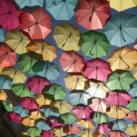 カラフルで壮観なポルトガルの傘祭り「Umbrella Sky Project」は一見の価値あり☂️
