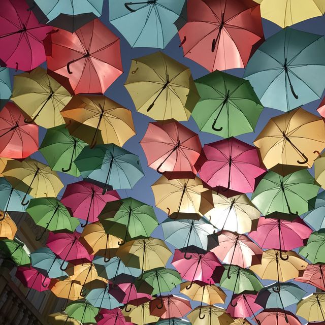 カラフルで壮観なポルトガルの傘祭り「Umbrella Sky Project」は一見の価値あり☂️
