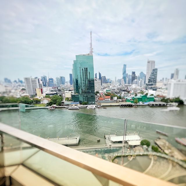 川沿いの巨大商業施設