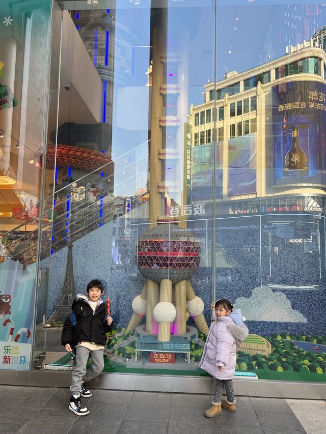 上海南京路步行街 - M&M巧克力 & LEGO旗艦店