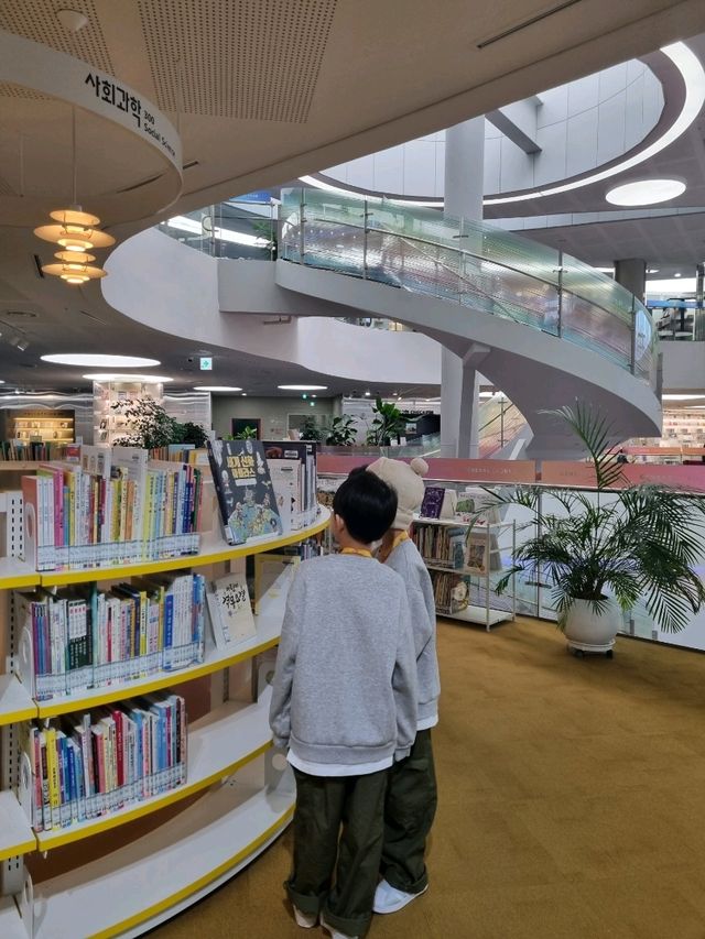 추운 겨울엔 도서관 데이트