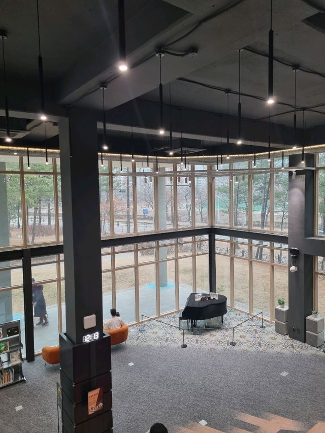 피아노와 음악 감상실이 있는 도서관