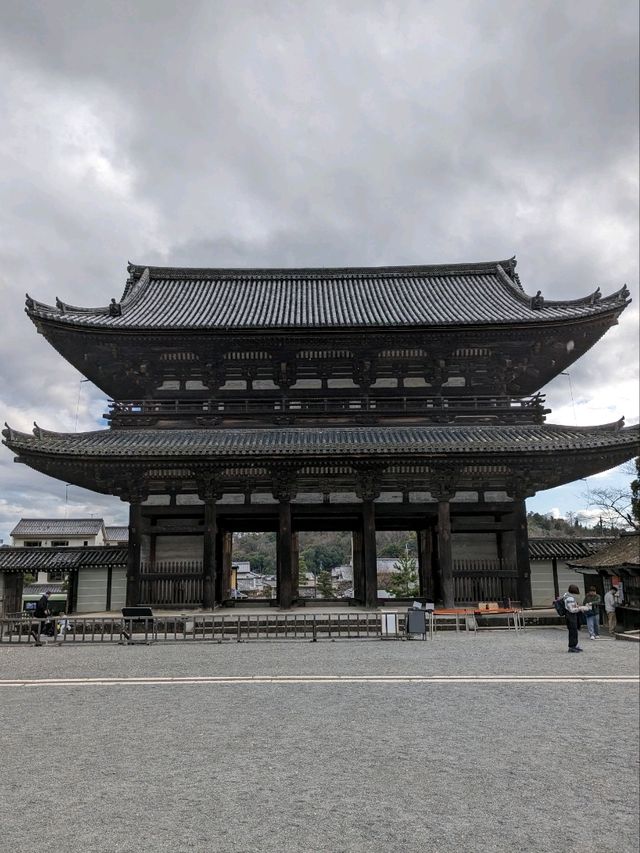 世界遺産【仁和寺】のニ王門は、２体の金剛力士像達に護られている