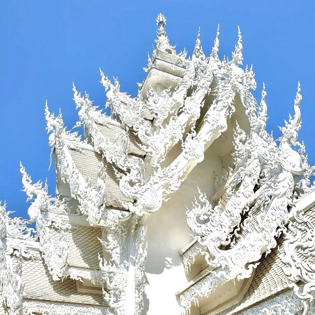 🤍 Getting lost in this intriguing White Temple 😍