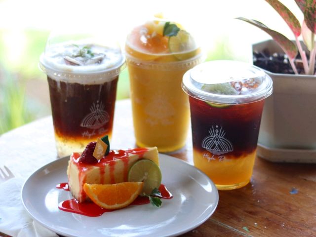 คาเฟ่ริมน้ำในรีสอร์ท The Antique Riverside 