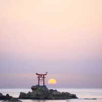 「須磨海水浴場：夕陽美景、赭紅鳥居，感受大自然的威能」