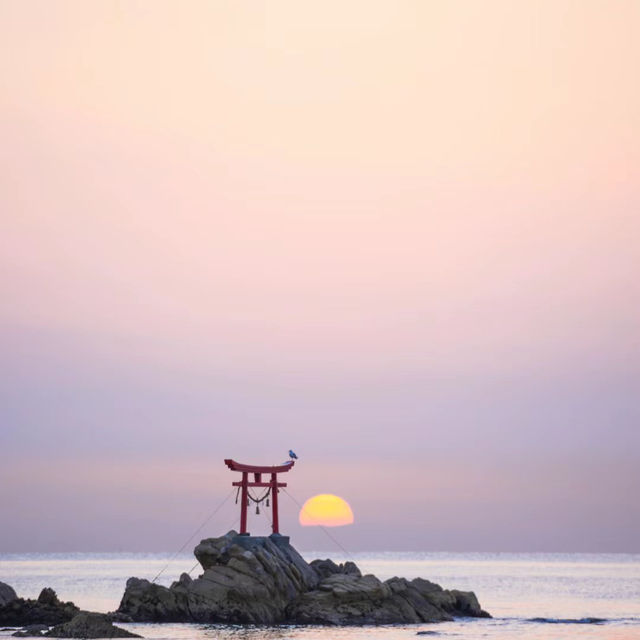 「須磨海水浴場：夕陽美景、赭紅鳥居，感受大自然的威能」