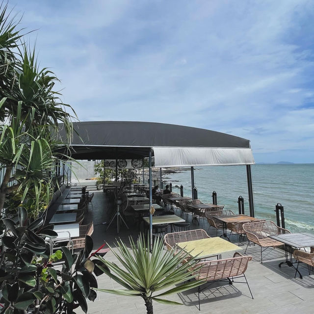A relaxing afternoon tea at Khao Sam Muk Viewpoint