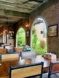  Cafe Laura Bar & Restaurant 🍰