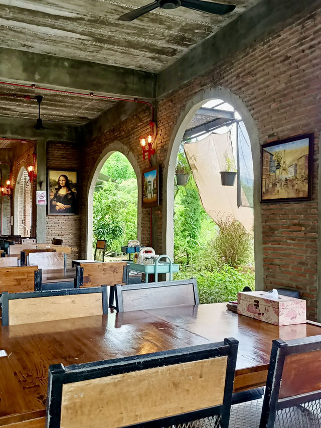  Cafe Laura Bar & Restaurant 🍰