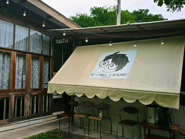คาเฟ่บางแสน สไตล์โฮมมี่ น่ารัก 