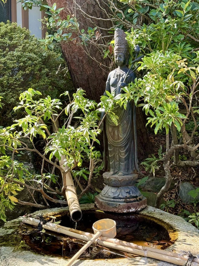 【東京都】多宝塔と緑の美しいコントラスト