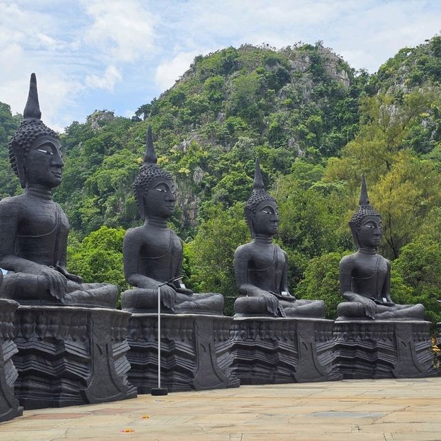 ไหว้พระชมพระพุทธรูปหินลาวา ที่วัดถ้ำกระบอก