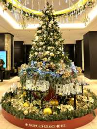 北海道　札幌観光　札幌グランドホテルのクリスマスツリーが綺麗だぞ！