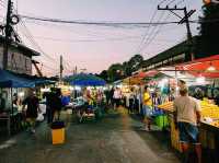 泰國董里當地著名的本地人夜市景點:Center Point Market，物美價廉，環境衛生乾淨